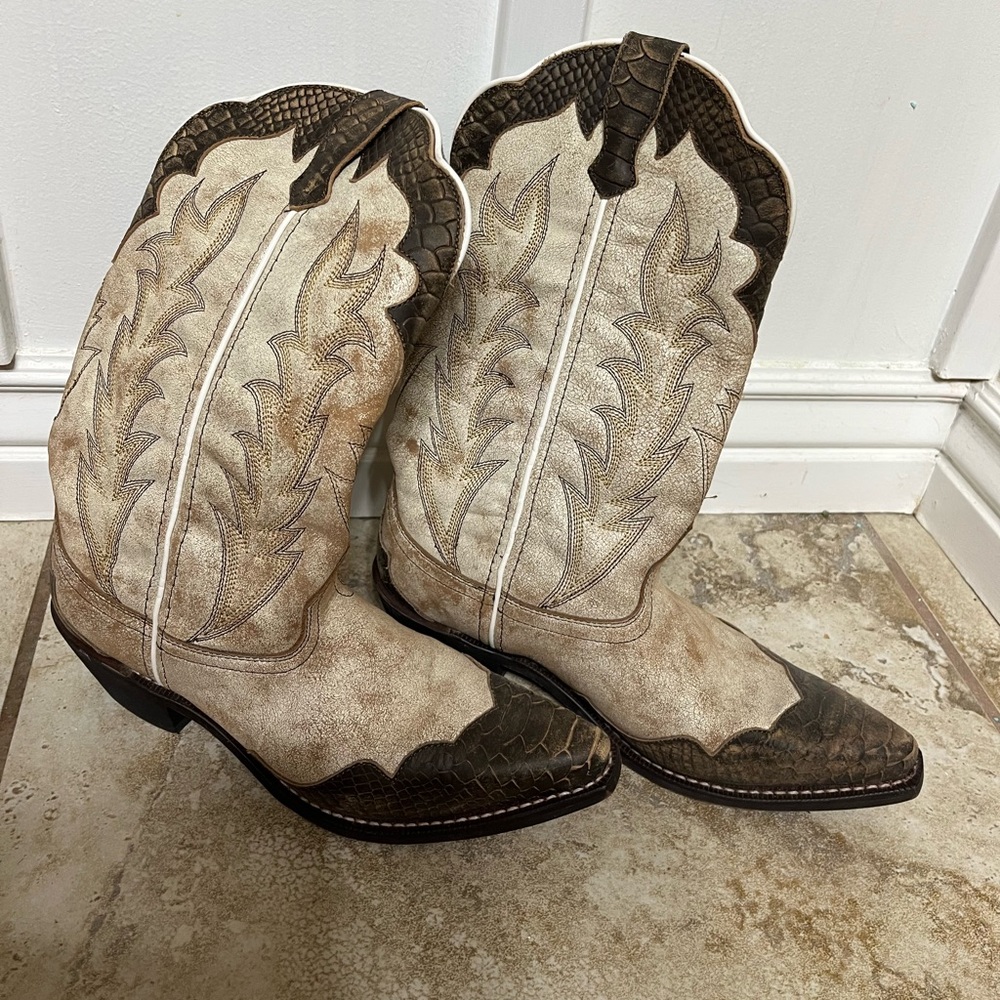 Cedar rose leather boots size 7.5 in excellent condition